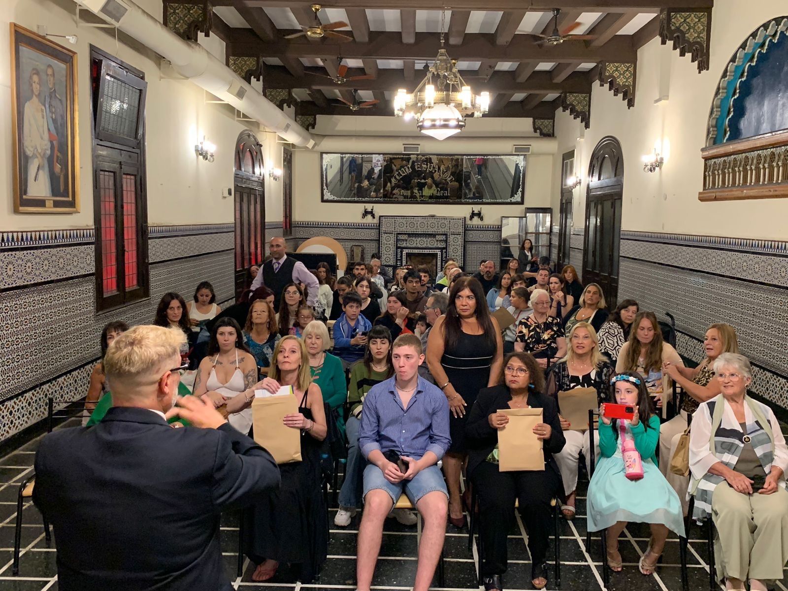 Salón del Club Español durante la entrega de certificados.