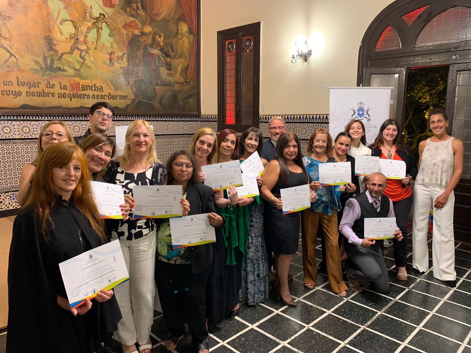 Egresados con sus certificados en el Club Español.